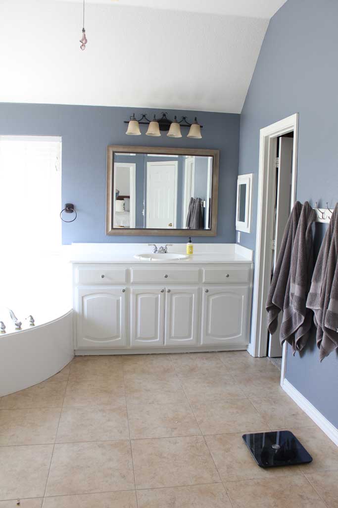 Light and Airy Blue and White Bathroom | www.amusingmj.com